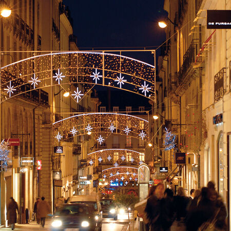 Lichtwerbung: Weihnachtsbeleuchtung in Fußgängerzone. Produziert von Bové + Oeldemann Werbetechnik GmbH aus Ratingen, in Nordrhein-Westfalen