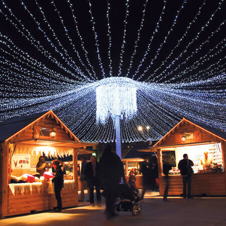 Lichtwerbung: Weihnachtsbeleuchtung für Weihnachtsmarkt. Produziert von Bové + Oeldemann Werbetechnik GmbH aus Ratingen, in Nordrhein-Westfalen